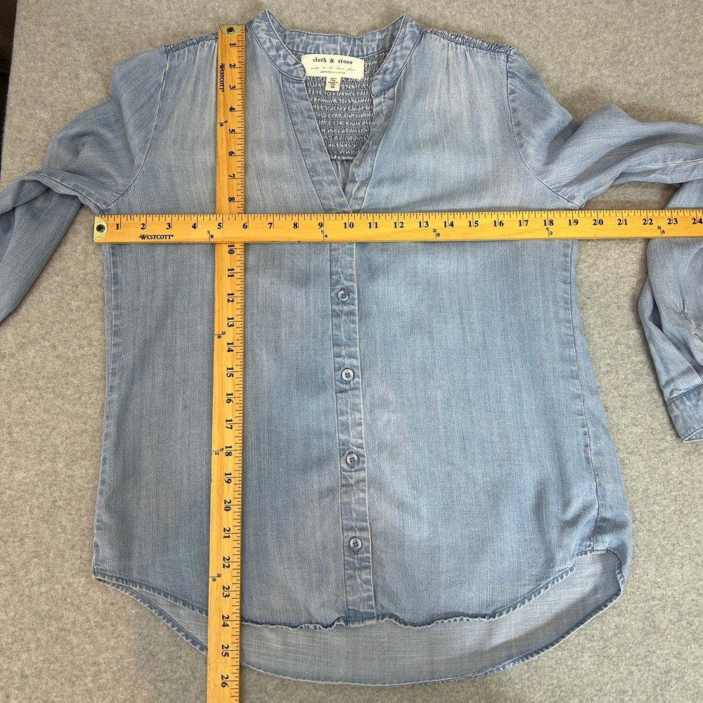Cloth & Stone Anthro Button Down Shirt Blue Chambray Smocked Tencel Womens XS - Picture 3 of 11